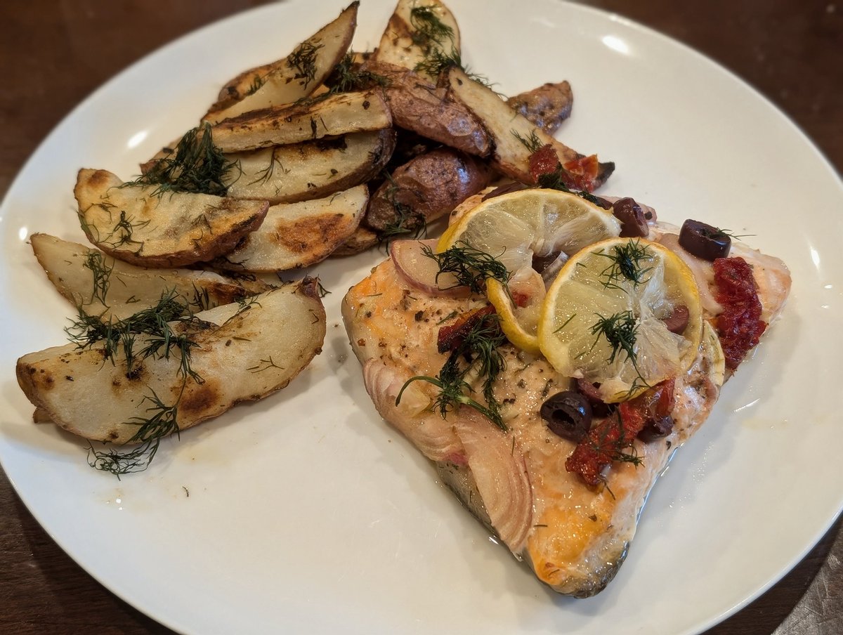 Phoenix0317's tweet image. Baked Mediterranean Salmon with Lemon-Dill Roasted Potatoes 
#chefathome #myhappyplace #goodeats #homecooking #cookingathome