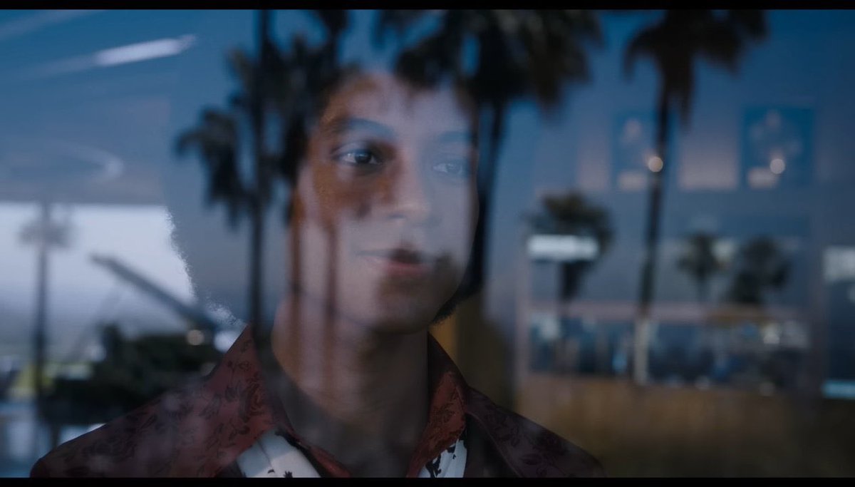 Essa cena em específica esta grudada na minha mente até agr, foi um choque geral (na sessão de cinema) quando ouvimos Jaafar falar pela primeira vez, é realmente como se estivéssemos ouvindo ele, alem da maquiagem absurda parecer que estávamos vendo ele #MichaelMovie