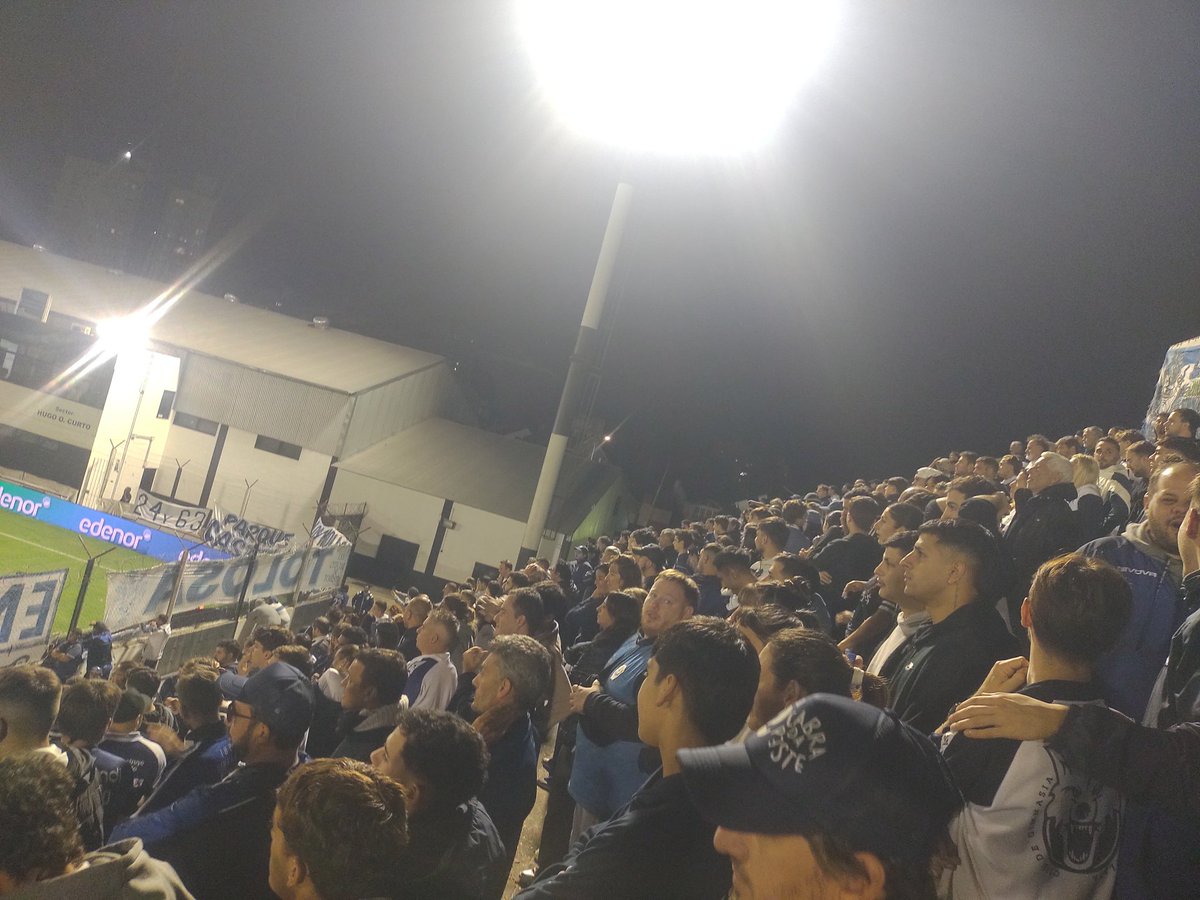 Que difícil llegar a esta cancha en mitad de semana y hora pico pero acá estamos. La mitad + 1 de La Plata siempre presente.