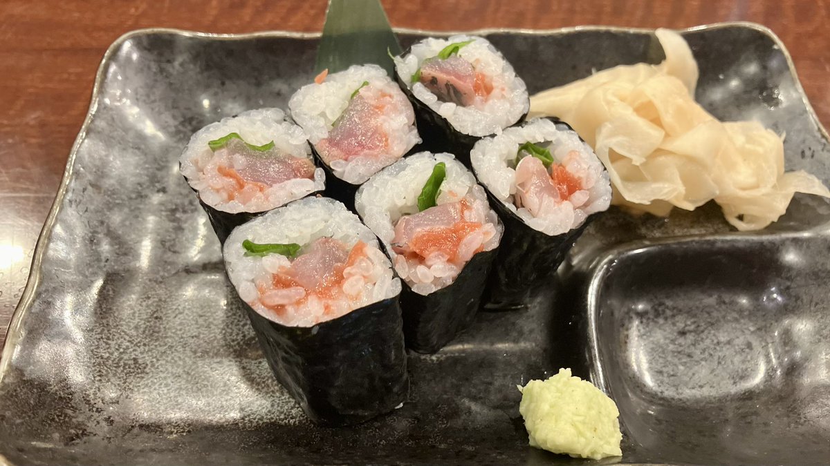 アジの梅しそ細巻き@魚一商店 南柏総本山。
イキのいい鯵と梅肉のコンボが想像以上に美味しい。
両者のパランスがいいんでしょうか、互いに引き立てあっている。
塩味は梅肉由来で必要十分。
お醤油を付けずににそのままつまめる気軽さが楽しい。