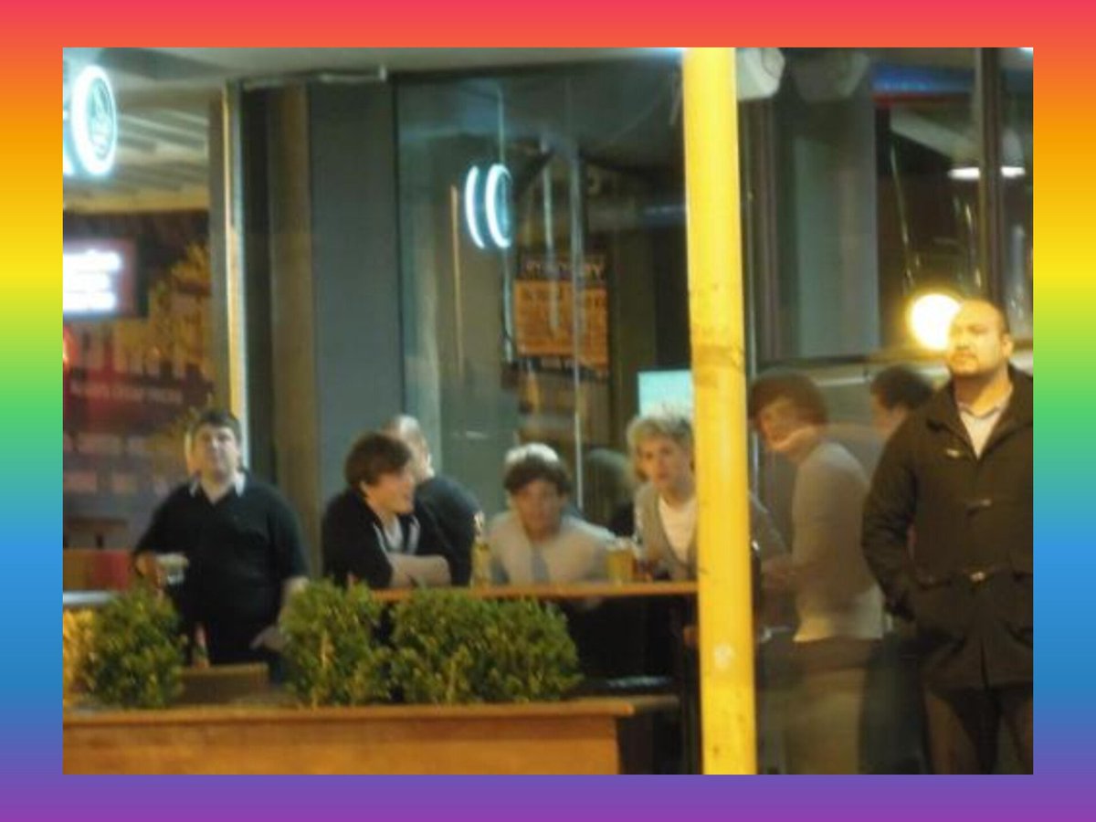 KStomska's tweet image. 14 yrs ago today One Direction were spotted hanging out in Wellington 🤭
#OneDirection #Throwback #Memories