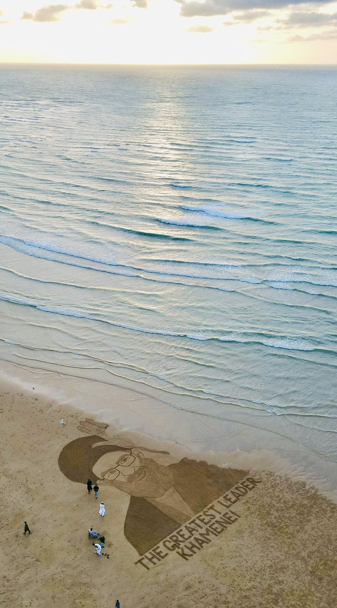 sameershoukat47's tweet photo. From sand to millions 💝my handmade portrait of Ayatollah Khamenei.  
1M+ likes, worldwide shares, and countless hearts touched.  
Art speaks louder than words.  Artist @sameershoukat47 ✨from Gaddani Balochistan Pakistan 🇵🇰 https://t.co/C6FnFNgMcm