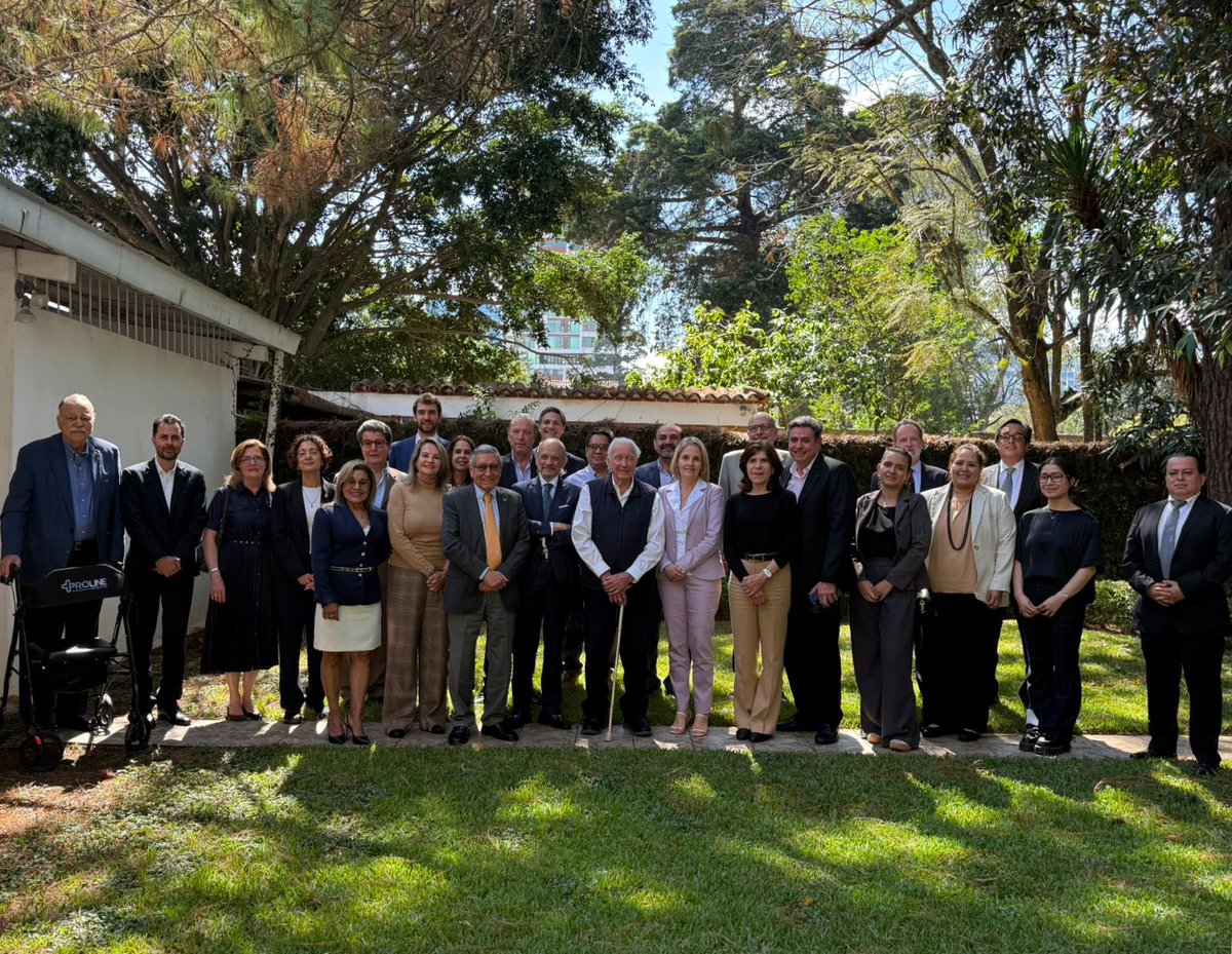 UEGuatemala's tweet photo. Delegación de la UE y Estados Miembros sostuvimos un almuerzo con los miembros de la @CCIFGT discutiendo como augmentar comercio y inversiones entre UE et Guatemala. https://t.co/Em6T4R86E1