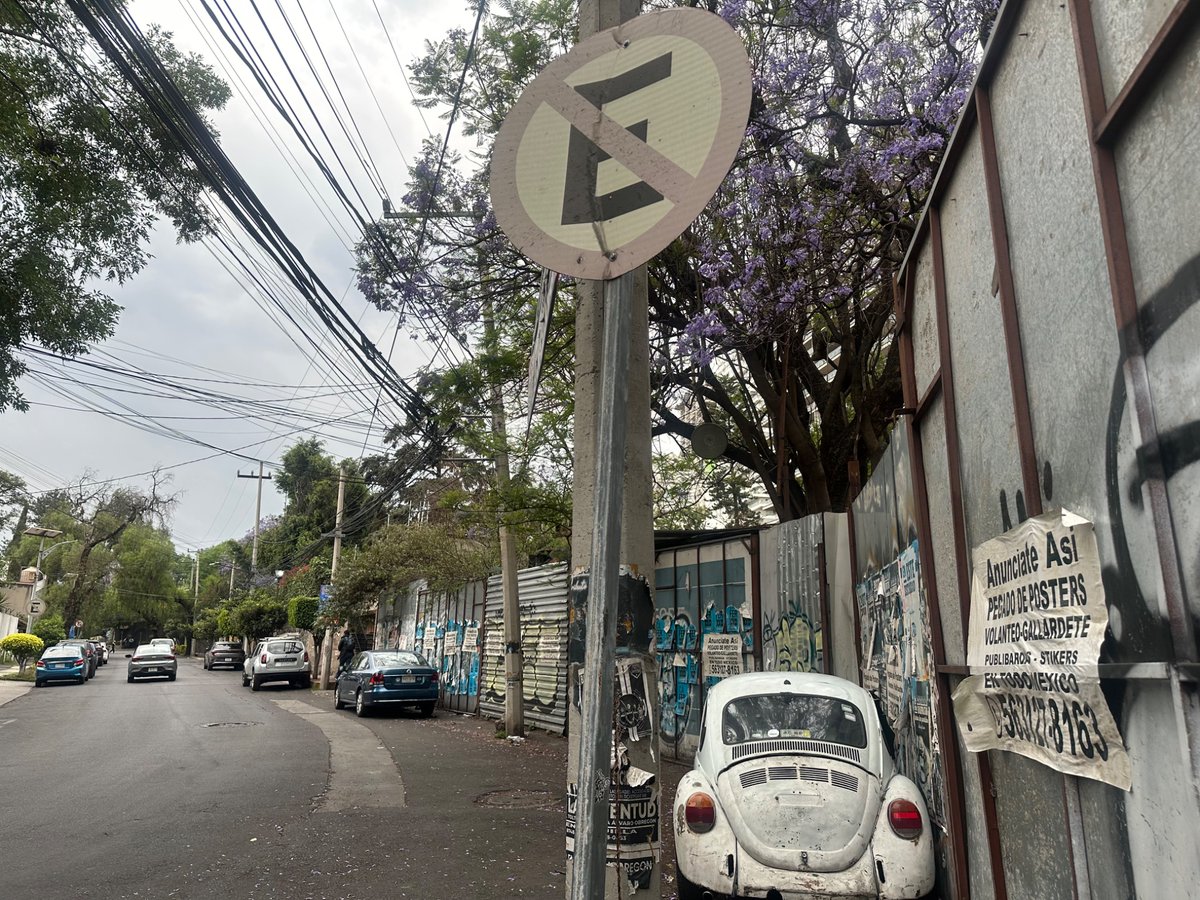 Nuevamente la "banqueta"
(deplorable) de Alfonso Caso #107, con vehículos estacionados sobre misma, y ahora con un automóvil aparente abandonado (incluso sin placas).

<a href="/UCS_GCDMX/">Unidad de Contacto del Secretario SSC CDMX</a> <a href="/SSC_CDMX/">SSC CDMX</a> <a href="/OVIALCDMX/">OVIAL_SSCCDMX</a> <a href="/AlcaldiaAO/">Alcaldía Álvaro Obregón</a> <a href="/LopezCasarinJ/">Javier López Casarín 💥🚀</a> <a href="/PORLASAGUILAS/">LAS AGUILAS ®️</a>