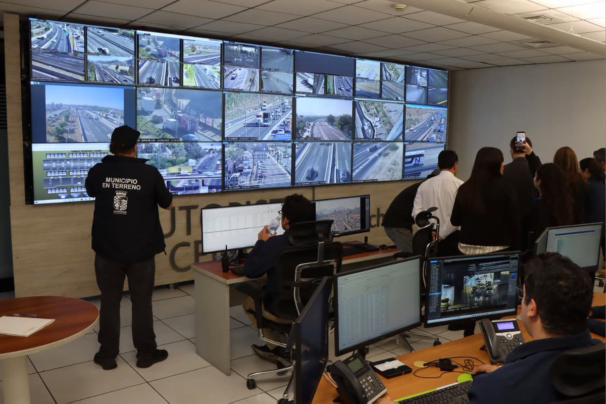 SanBernardocl's tweet photo. Hoy dimos un paso concreto para mejorar la seguridad vial en San Bernardo 🚦Firmamos un convenio con @AutopCentral que nos permitirá fortalecer la fiscalización, con un inspector municipal trabajando desde el Centro de Operaciones usando cámaras para detectar infracciones. https://t.co/PkriENbJUG