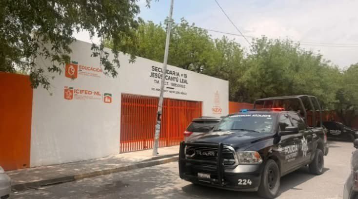 arandatamayo_'s tweet image. #Local Encienden alarmas amenazas de violencia en escuelas de NL 🚨

Una ola de presuntas amenazas de tiro_te_os desató una intensa movilización policiaca en diversos puntos de la entidad este miércoles, manteniendo en vilo a la comunidad educativa.

El primer incidente se