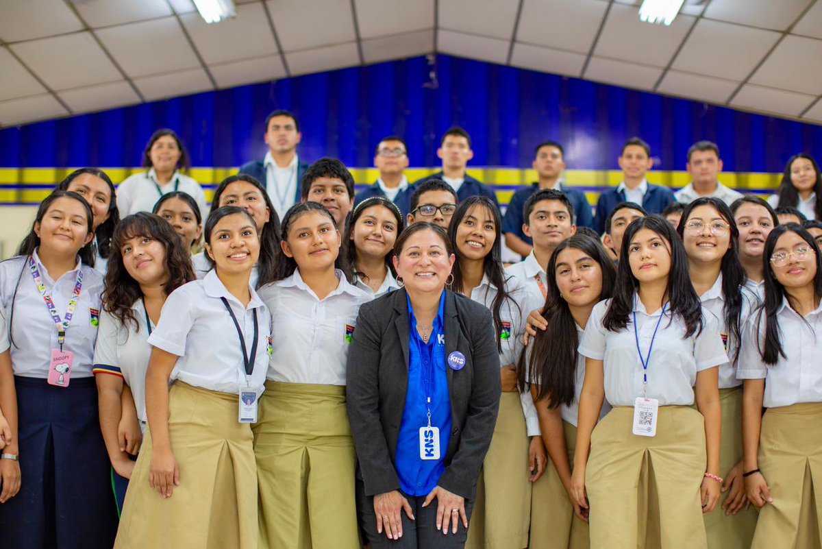 EducacionSV's tweet photo. Patricia Ortiz, ingeniera aeroespacial salvadoreña que lideró proyectos en el Centro de Investigación de Vuelo Armstrong de la @NASA, se encuentra en nuestro país realizando una gira en centros educativos del departamento de La Paz. Patricia ha cumplido un rol fundamental en la programación del sensor del escudo térmico de la cápsula Orión de la misión Artemis, tecnología vital para el éxito de la nave que este mes regresó tras orbitar la Luna y viajar más lejos que cualquier otra en la historia. 🚀