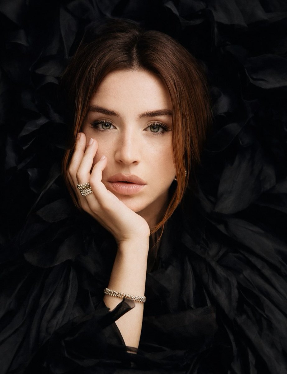 100/10 con <a href="/lolaindigomusic/">lola indigo | info oficial</a>  en la nueva de @elle_spain. 🌬️🤍
 
#lolaindigo