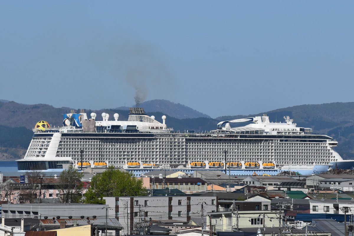 mlit_hkd_hk's tweet photo. 【港町ふ頭の圧巻の船影】
本日、大型クルーズ客船「#スペクトラム・オブ・ザ・シーズ」が入港しました。全長約347メートルの船体が #函館港 のスケール感をあらためて実感させます。
デッキには、洋上のアクティビティとして知られる黄色い球状施設「#スカイパッド（Sky Pad）」も確認できました。 https://t.co/6FrPptljnr