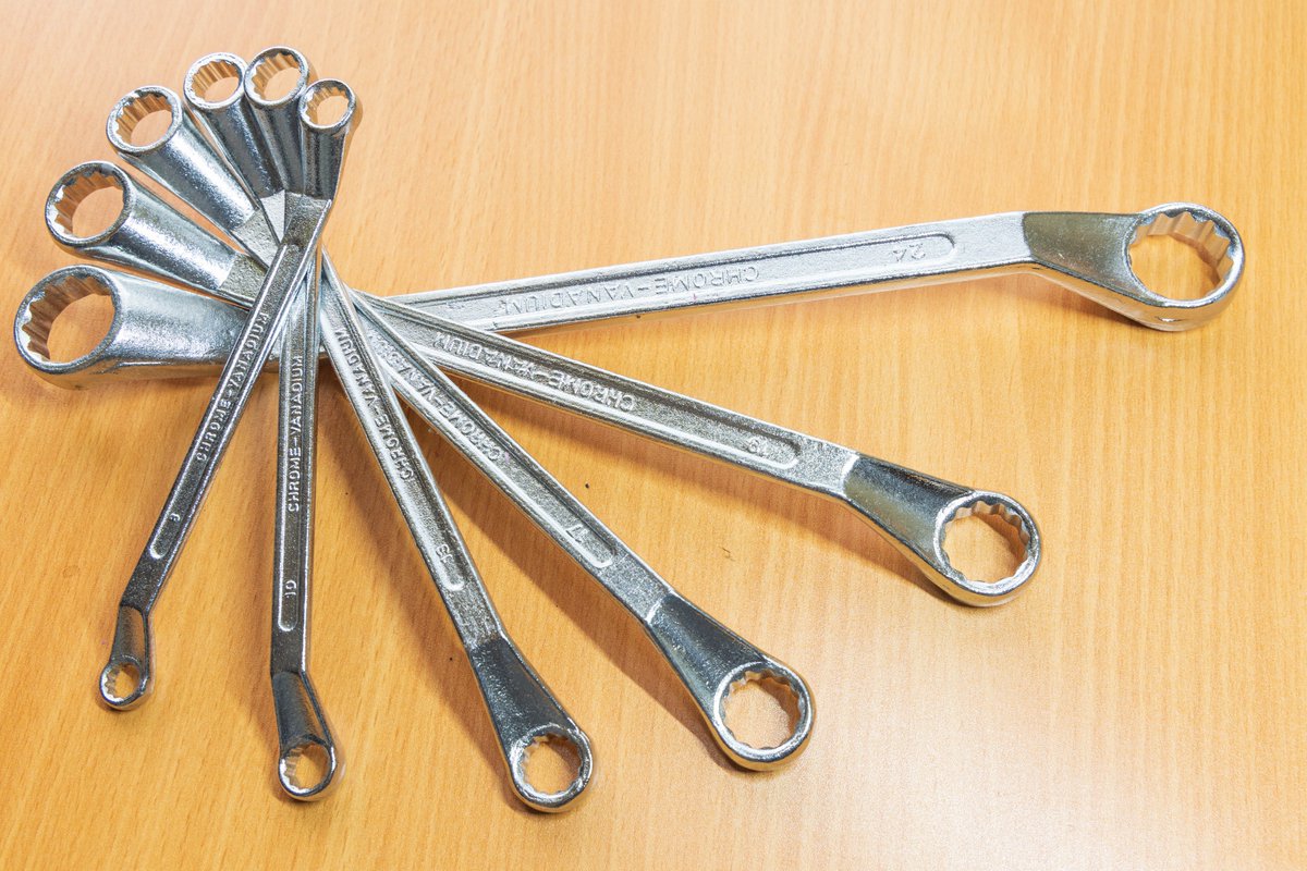 ノコギリ屋根に陽が昇る。 tweet media