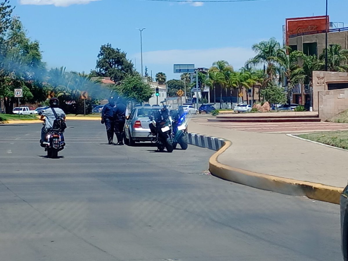 RazaCero's tweet image. #Durango #DenunciaCiudadana || "Esta familia venía delante de mi por Av. 20 de Noviembre y Heróico Colegio Militar, llegando al semáforo de Av. Francisco de Ibarra los oficiales les marcaron el alto en el monumento a Francisco Villa sin haber cometido ninguna infracción. Al