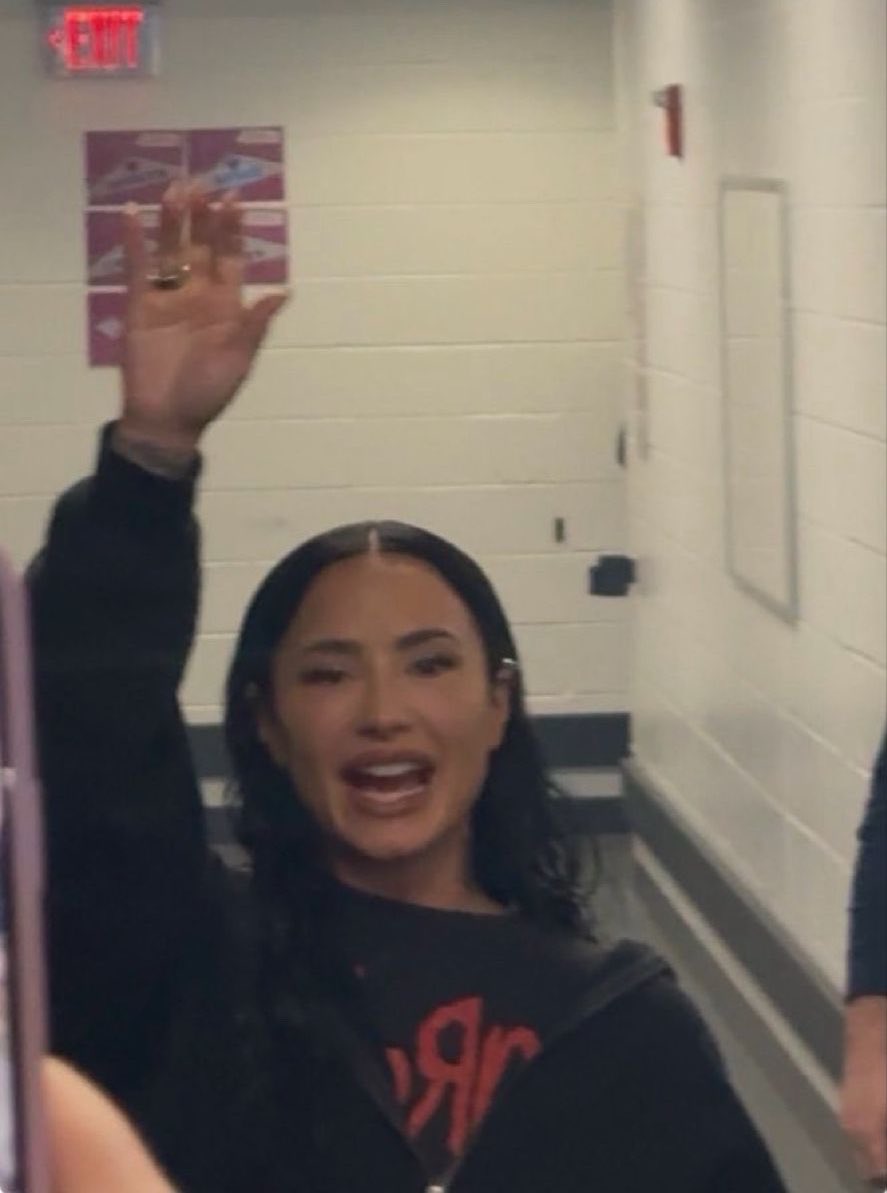 Demi Lovato dando um alô para os fãs nos bastidores do show da It’s Not That Deep Tour hoje em Boston! 🥹✨