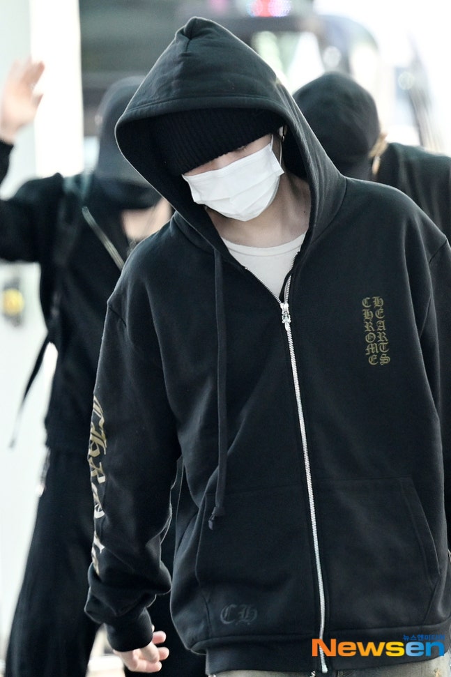 GeniusLabTR's tweet photo. Yoongi havalimanında Chrome Hearts markasının dikey logolu sweatshirtlerinden birini giymiş https://t.co/agIXjkOYpY