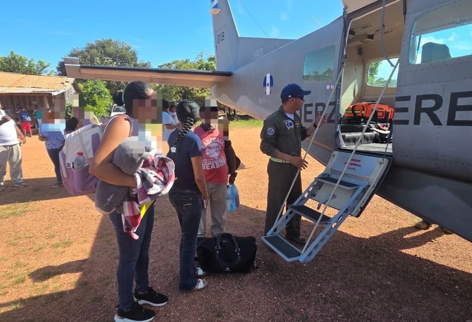 FFAAHN's tweet image. #AyudaHumanitaria || En el marco del programa Alas para la Salud, las #FFAA, a través de la @AereaHn, realizaron una evacuación aeromédica #MEDEVAC de dos pacientes con diagnóstico reservado, trasladándolos desde Puerto Lempira, departamento de Gracias a Dios, hasta Tegucigalpa,