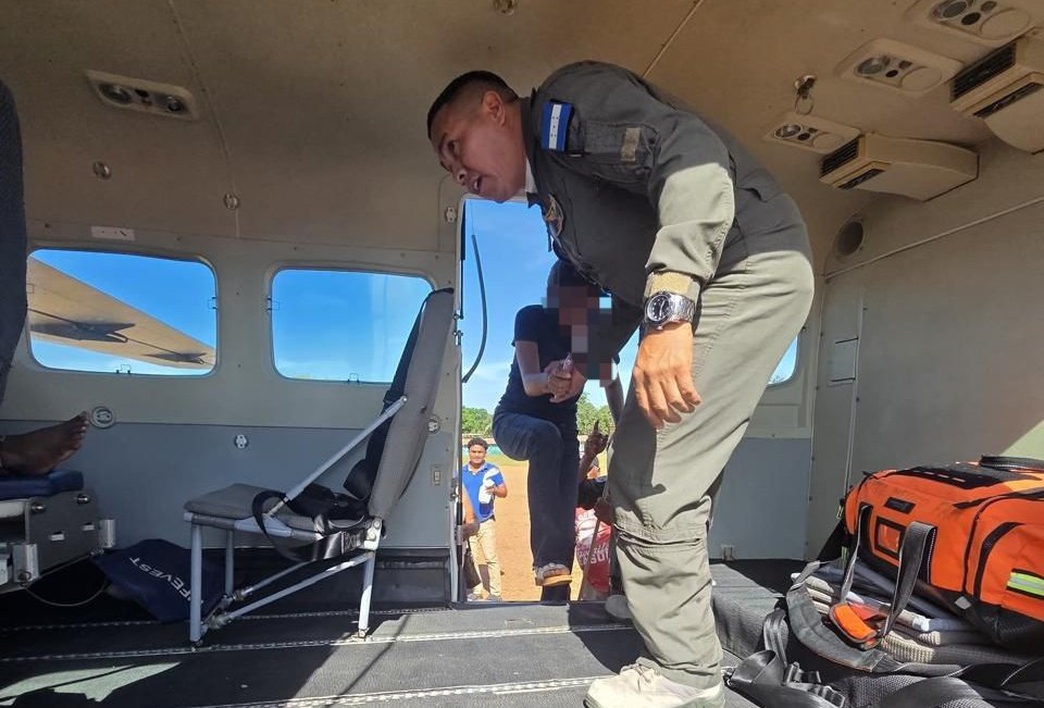 FFAAHN's tweet image. #AyudaHumanitaria || En el marco del programa Alas para la Salud, las #FFAA, a través de la @AereaHn, realizaron una evacuación aeromédica #MEDEVAC de dos pacientes con diagnóstico reservado, trasladándolos desde Puerto Lempira, departamento de Gracias a Dios, hasta Tegucigalpa,