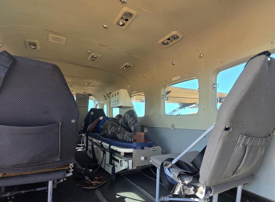 FFAAHN's tweet image. #AyudaHumanitaria || En el marco del programa Alas para la Salud, las #FFAA, a través de la @AereaHn, realizaron una evacuación aeromédica #MEDEVAC de dos pacientes con diagnóstico reservado, trasladándolos desde Puerto Lempira, departamento de Gracias a Dios, hasta Tegucigalpa,
