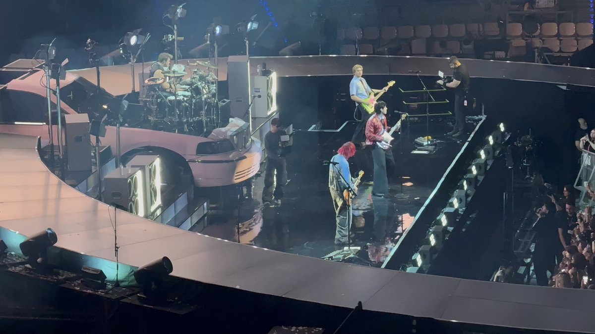 outerspacesky's tweet photo. Było cudownie😭 #5sosłodz https://t.co/EzuLmCWpd1