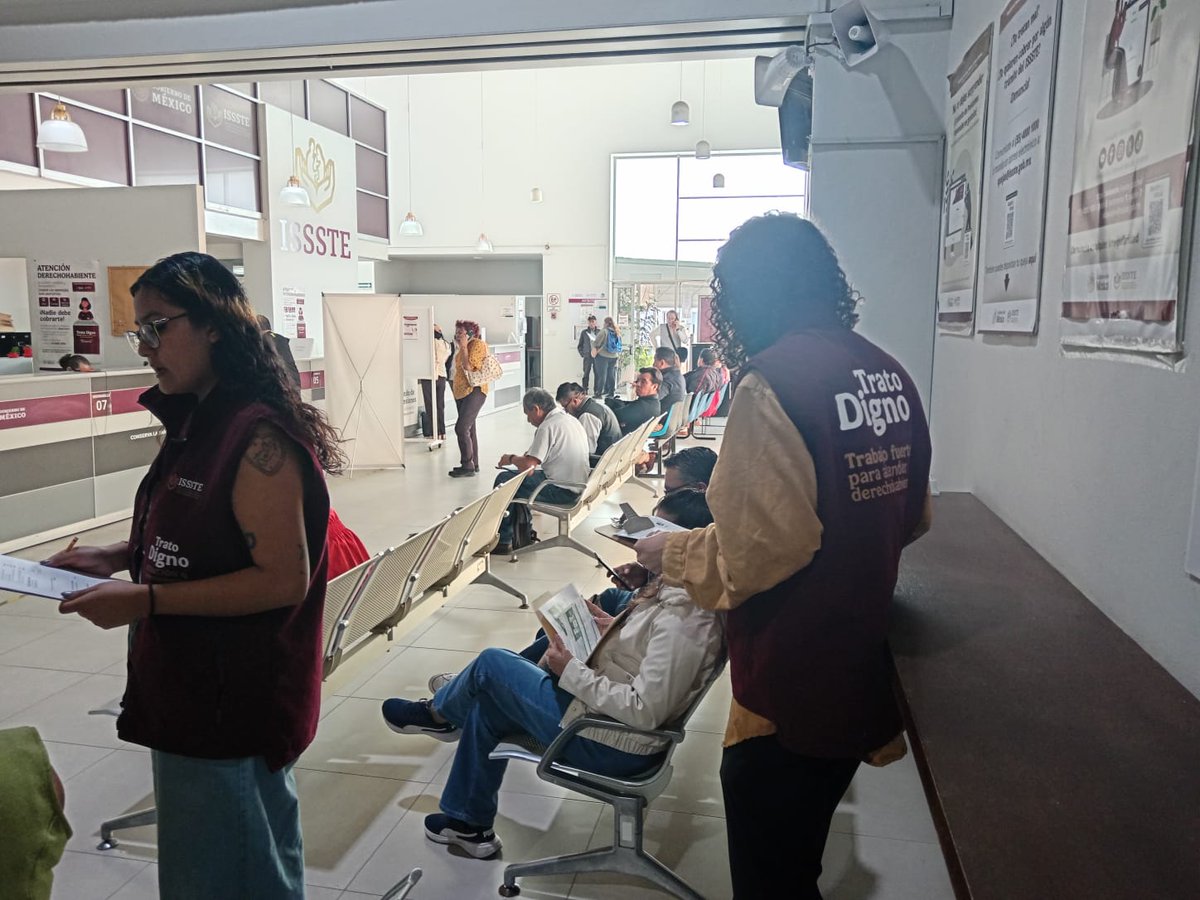 IssstePuebla's tweet image. ✨ Fortalecemos el #TratoDigno en #ISSSTEPuebla 
Siguiendo las instrucciones de nuestro Director Martí Batres Guadarrama, personal de la UADYCS brindó orientación en ventanillas sobre trámites y atención a la derechohabiencia. 🤝
Atención cercana, eficiente y de calidad. 💙
#SAD