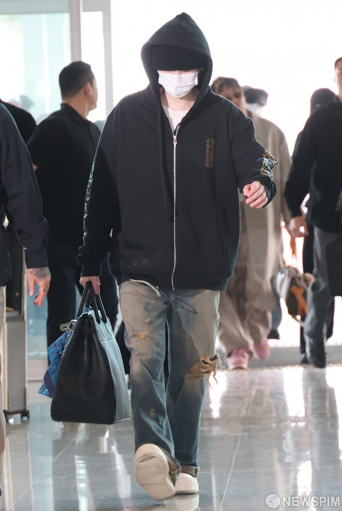 jj00SG93's tweet photo. 260423 출국 기사 사진 #SUGA https://t.co/Bnj0tFyOW2
