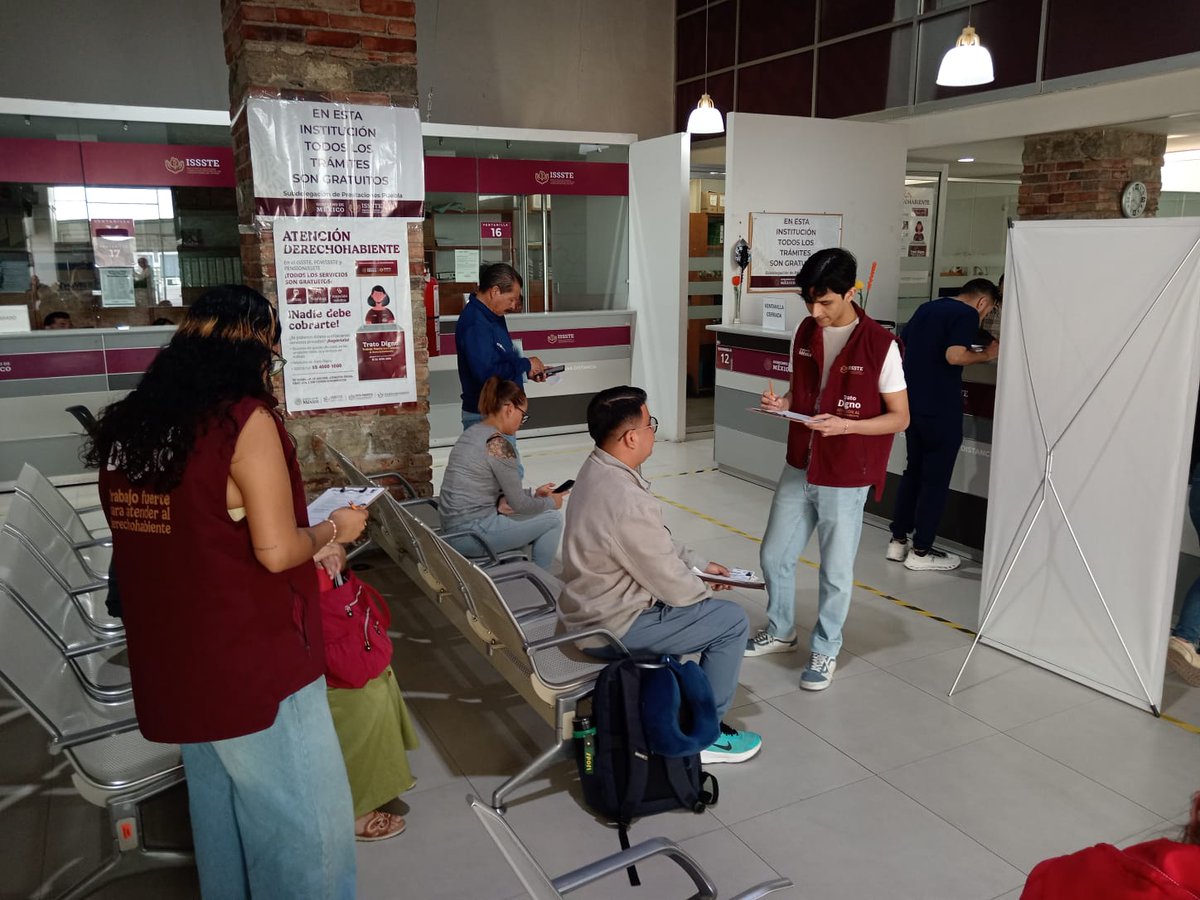 IssstePuebla's tweet image. ✨ Fortalecemos el #TratoDigno en #ISSSTEPuebla 
Siguiendo las instrucciones de nuestro Director Martí Batres Guadarrama, personal de la UADYCS brindó orientación en ventanillas sobre trámites y atención a la derechohabiencia. 🤝
Atención cercana, eficiente y de calidad. 💙
#SAD