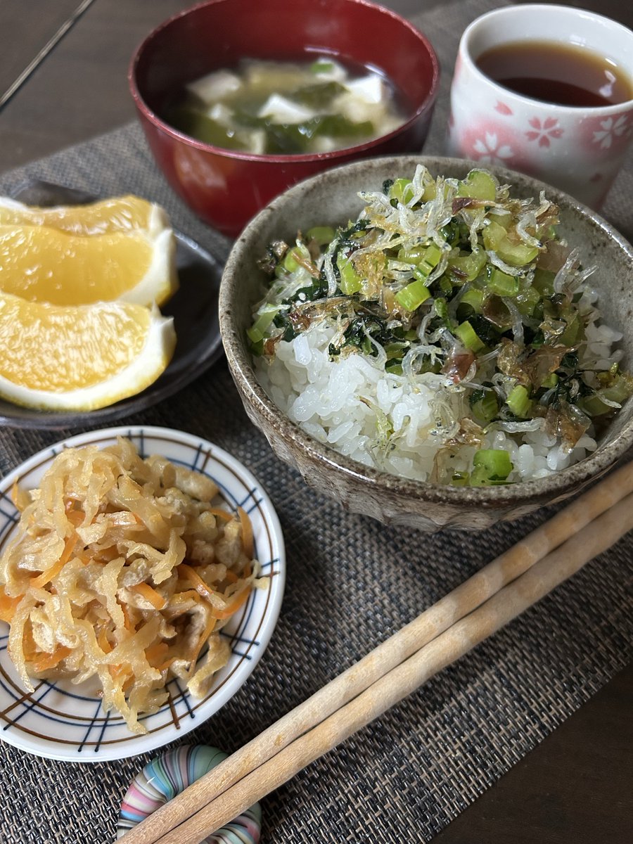 yokochin153604's tweet image. Good morning friends.

I made furikake with komatsuna and chirimenjako.

It's delicious on top of hot rice.

Today’s breakfast
“Komatsuna jako furikake gohan”
“Kiriboshi daikon”
“Tofu &amp;amp; wakame miso soup”
“Kawachi bankan🍊”

#homecooking 
#japanesefood