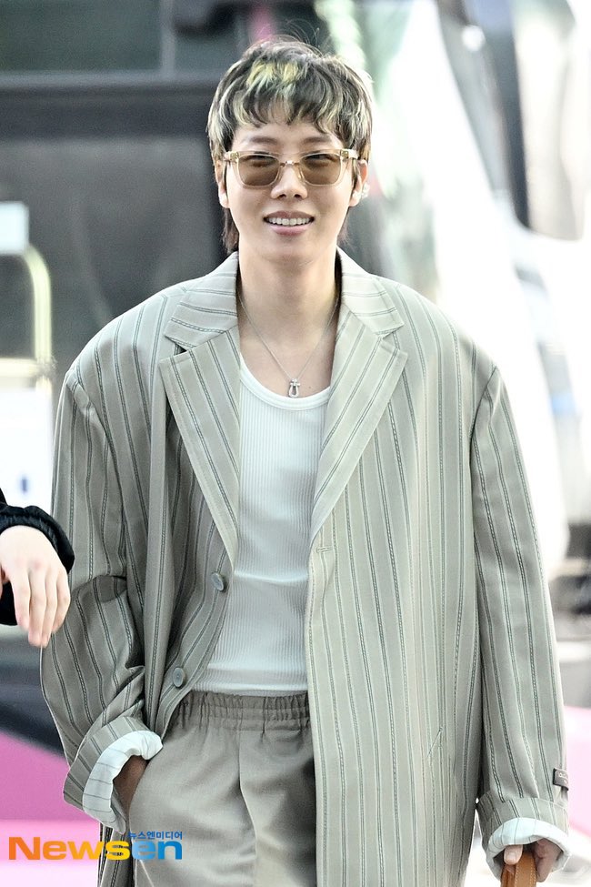 jhopeGlobaI's tweet image. [📸] new photo of j-hope at the airport 

#jhope #제이홉 #방탄소년단제이홉
