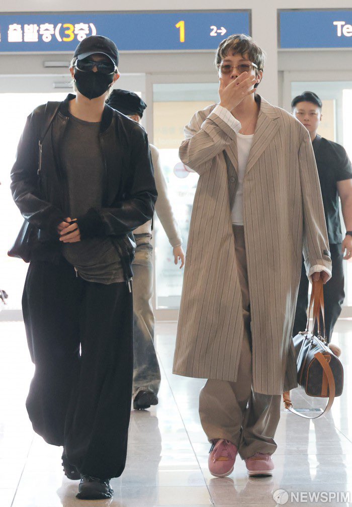 lxxyxxkkkk's tweet photo. 20260423 / 방탄소년단 출국 사진 (1)
#BTS #방탄소년단 @BTS_twt https://t.co/Gm96I5PTVc