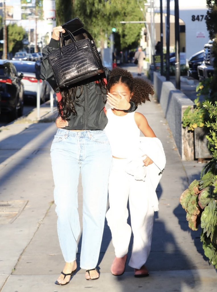 no puedo con kylie jenner tratando de que stormi no le sonría a los paparazzis 😭