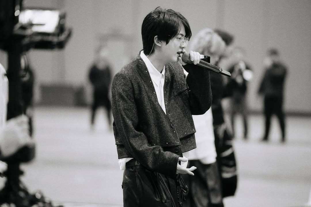 eeriesonia's tweet photo. можем ли мы поговорить о том НАСКОЛЬКО красив worldwide handsome ким сокджин? эти фото вызывают во мне чувства https://t.co/S5WQwwBhyk
