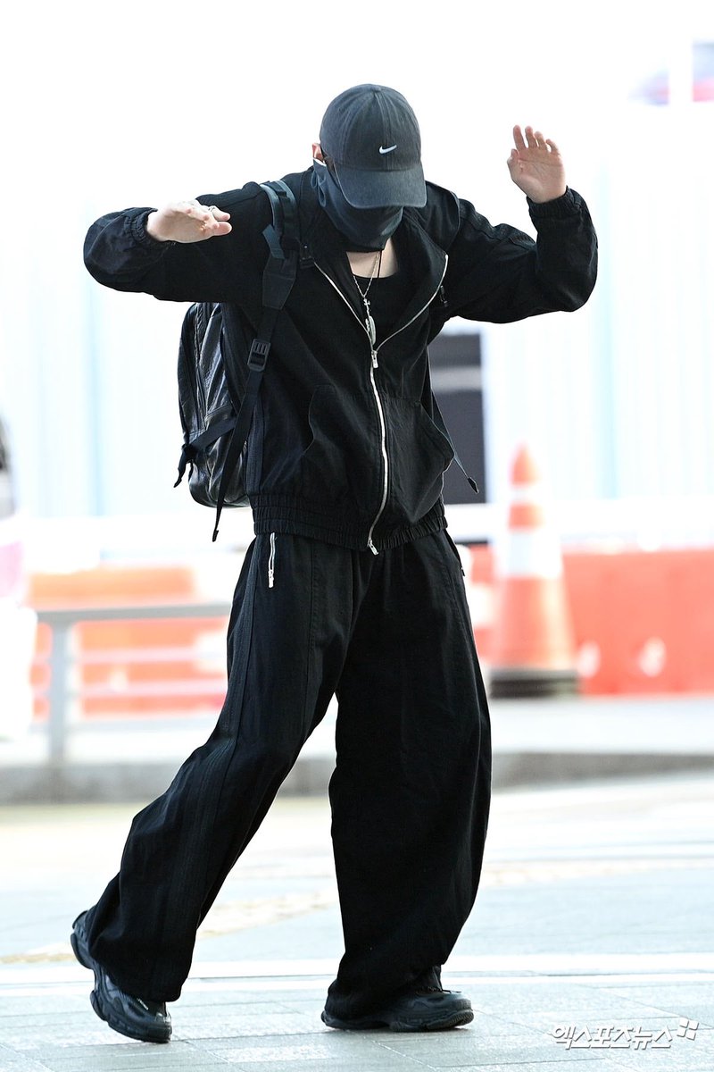 나 솔직히 요즘 발렌시아가 가방이 제일 부러워
쟤는 낮에나 밤에나 동서남북 어디를 가나 정국이랑 함께 있음....🥹🥹