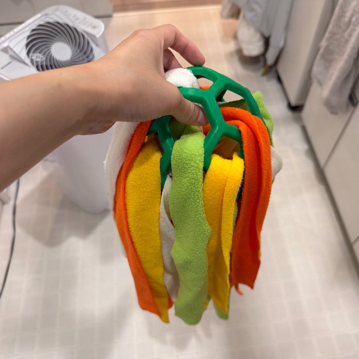 いくちゃんの新しいおもちゃとりあえず洗い
これにフード入れて巻いてノーズワークするらしい🤭