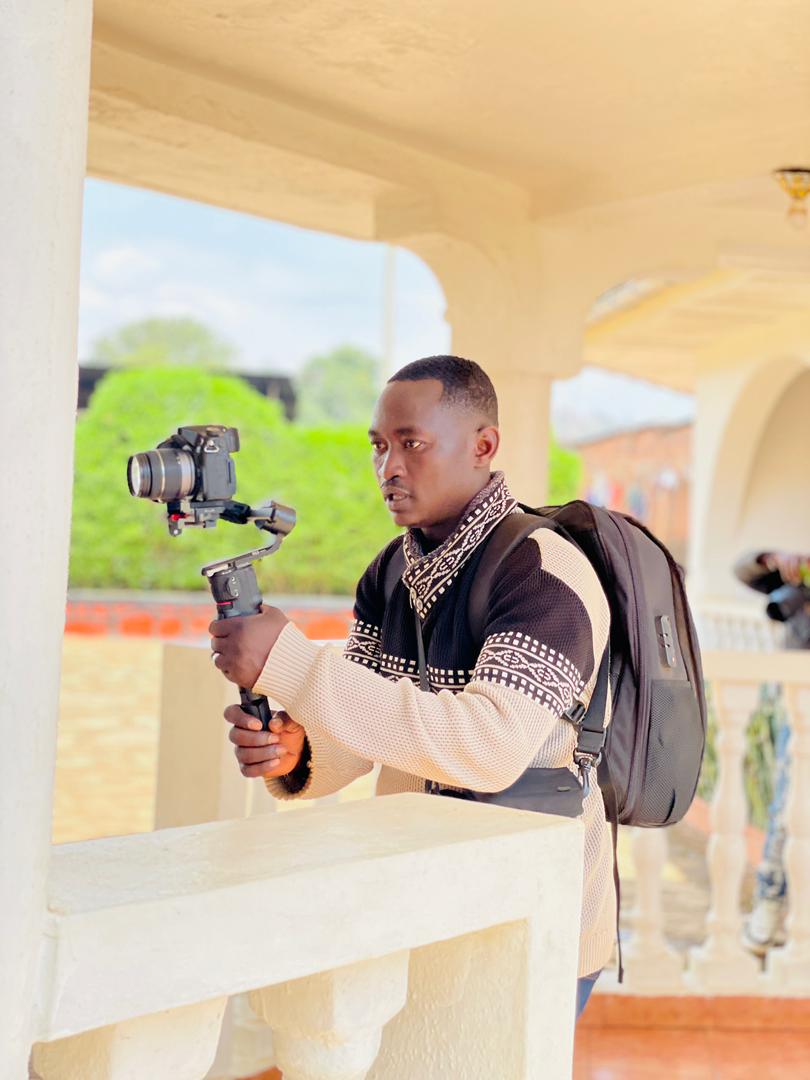 DirectorSAJOS's tweet image. 🎥🎬Derrière chaque #vidéo, il y a votre #confiance. Merci de me permettre de vivre ma #passion et de capturer vos plus beaux moments.
Le #meilleur reste à venir.
@Directors Sajos  
📞 +243 972 103 496 | 815 633 877
📧 samuelvanavatho@gmail.com