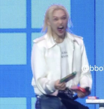 don't say aliens VAI VER O SKZ E BTS tweet media