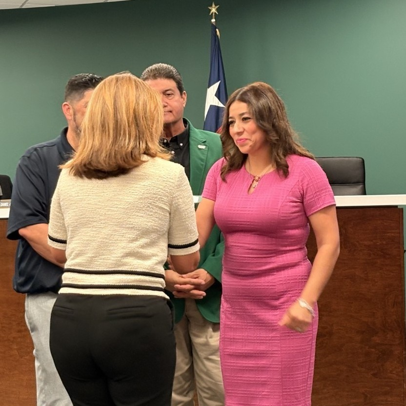 swisd_hcsa's tweet photo. Congratulations to Mrs. Ramirez for receiving the Emerging Educator Award!

#SWISDHEROS #RootedHiddenCove #RootedSWISD https://t.co/iBebfupGQx