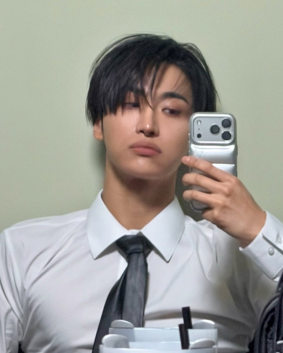 HwaHalaziaa's tweet photo. Seonghwa wearing a white button up really is my weakness https://t.co/S49Ay35jw9