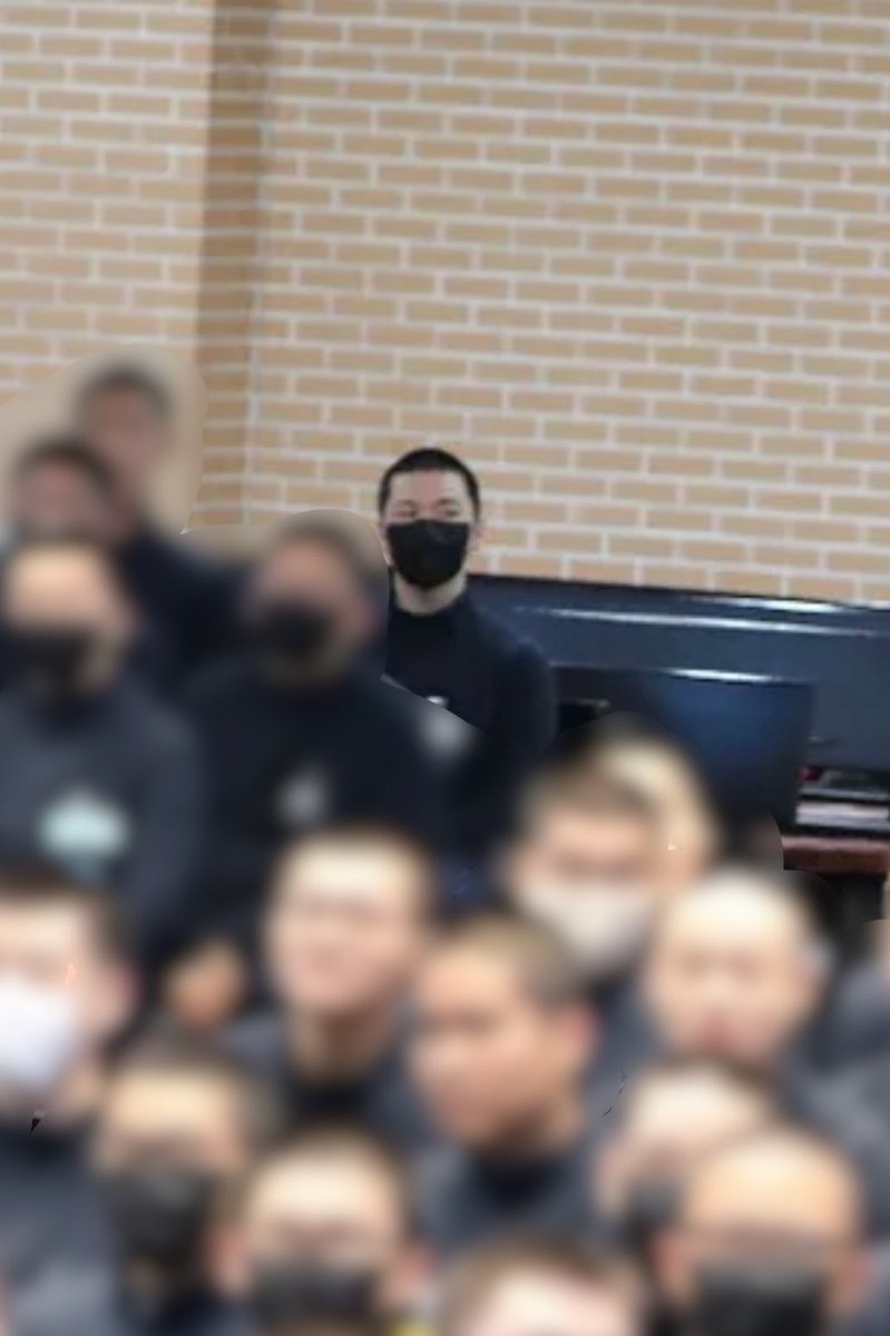 우리앤가?
제일뒷줄..앉으니까작아짐..유난히뽀얀피부..
😵‍💫