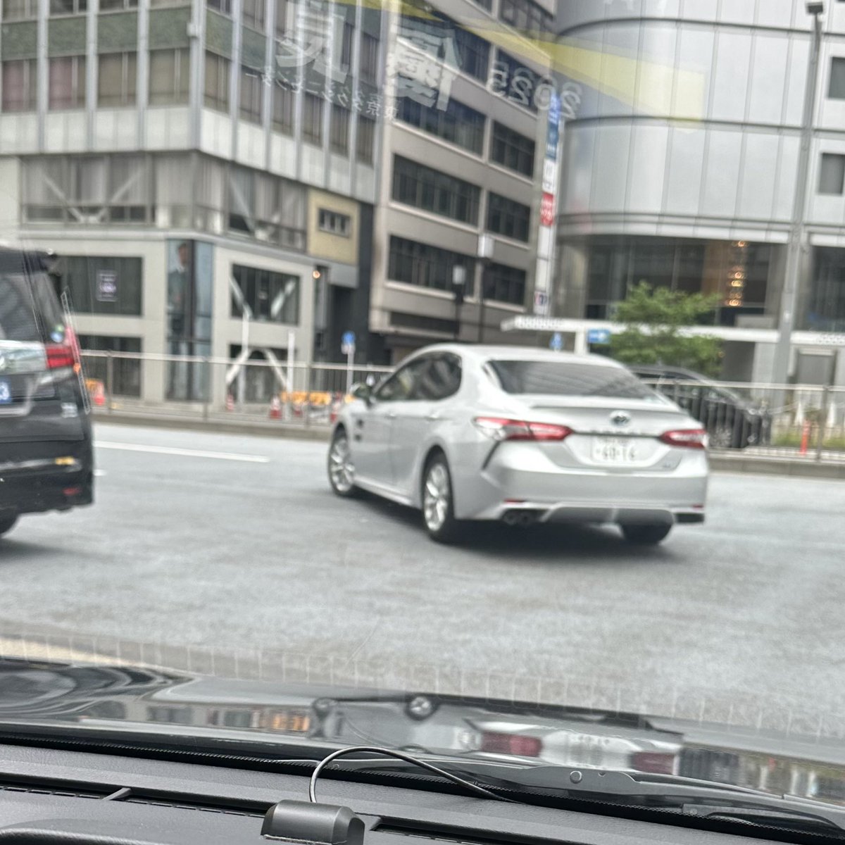 usapon_n_n_'s tweet image. こんなのが八重洲口に客乗せて出入りしているんだが、これって白タクと何が違うんだ？
教えてくれ
#Uber
#白タク
#違法営業
#東京駅八重洲口
#国土交通省