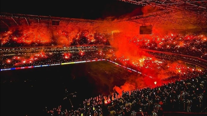 __FePereira's tweet photo. Se um dia perguntarem sobre um duelo que mostra o que é a Copa Libertadores, é só mostrar Galo x River e River x Galo. De um lado, há uma torcida fazendo seu time conseguir um resultado histórico. Do outro, uma torcida que não abriu mão da possibilidade de reverter o resultado https://t.co/Z4eVtfMSyo