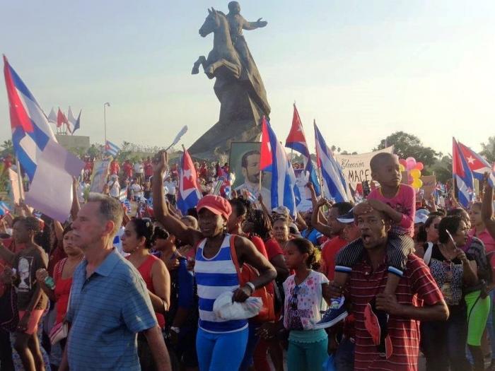 Granma_Digital's tweet image. 🇨🇺🔔ǀ Cerca de medio millón de personas están convocadas para desfilar el 1⃣ro. de Mayo por las ciudades, pueblos y comunidades de la provincia Santiago de Cuba. 
🔗acortar.link/Dvmah1