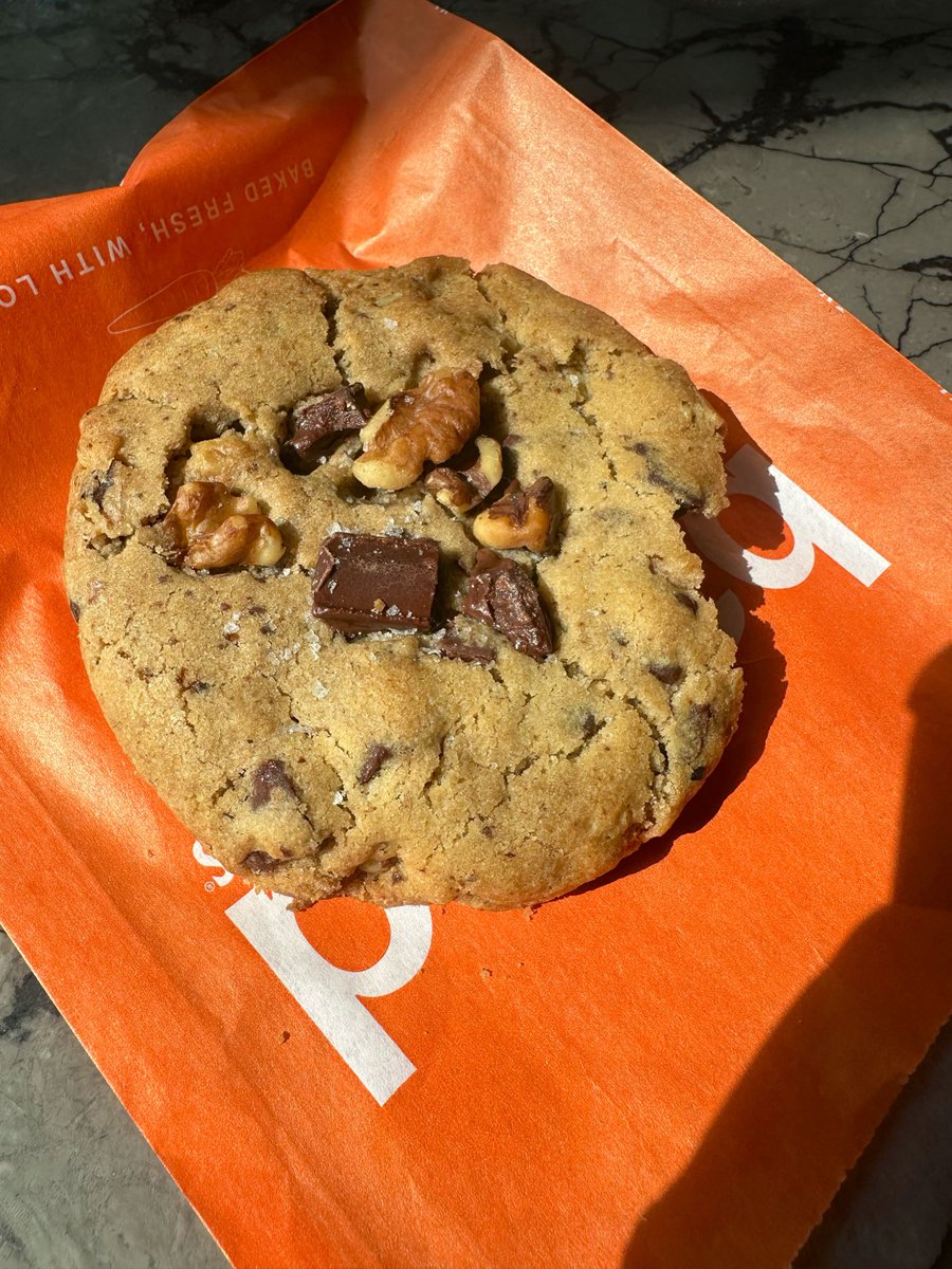 free_style_chef's tweet image. I can’t seem to stop eating desserts these days! Here’s a chocolate chunk walnut cookie I devoured today. 

Maybe I can distract you with this lovely grafted tree bloom I saw walking the High Line…?

#cookies #cookiemonster #nyc