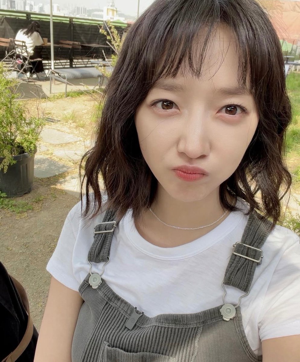 _seogyeo230_'s tweet image. 아니 4장 중에 3장이 셀카라고.??? 

👉🏻 🙇‍♀️🙇‍♀️🙇‍♀️

#표예진 #pyoyejin