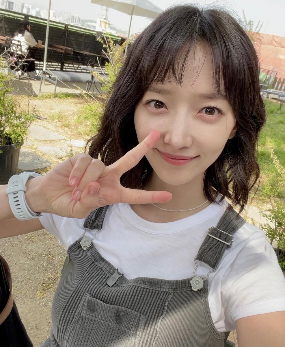 _seogyeo230_'s tweet image. 아니 4장 중에 3장이 셀카라고.??? 

👉🏻 🙇‍♀️🙇‍♀️🙇‍♀️

#표예진 #pyoyejin