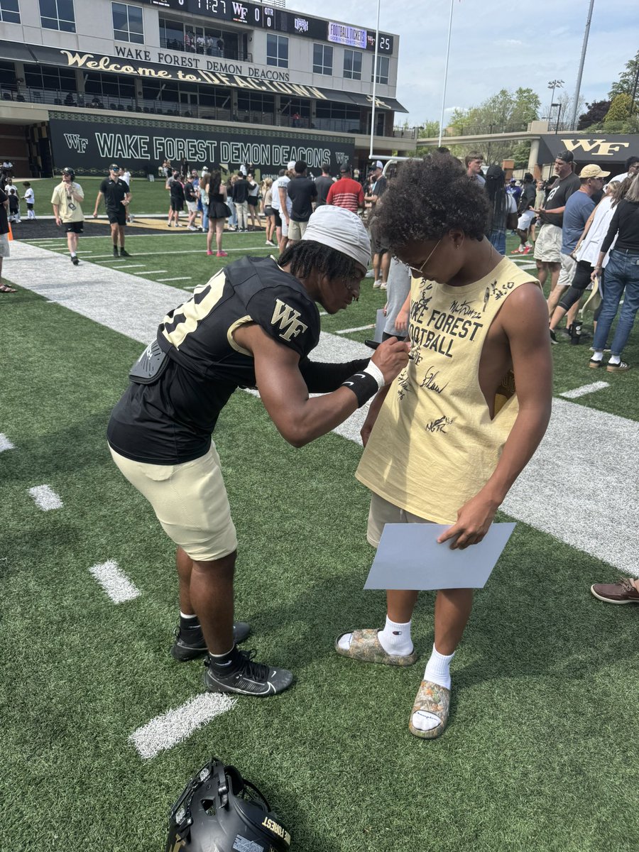 AjMarks_1's tweet photo. Go Deacs🎩 https://t.co/OnD1OjU0k7