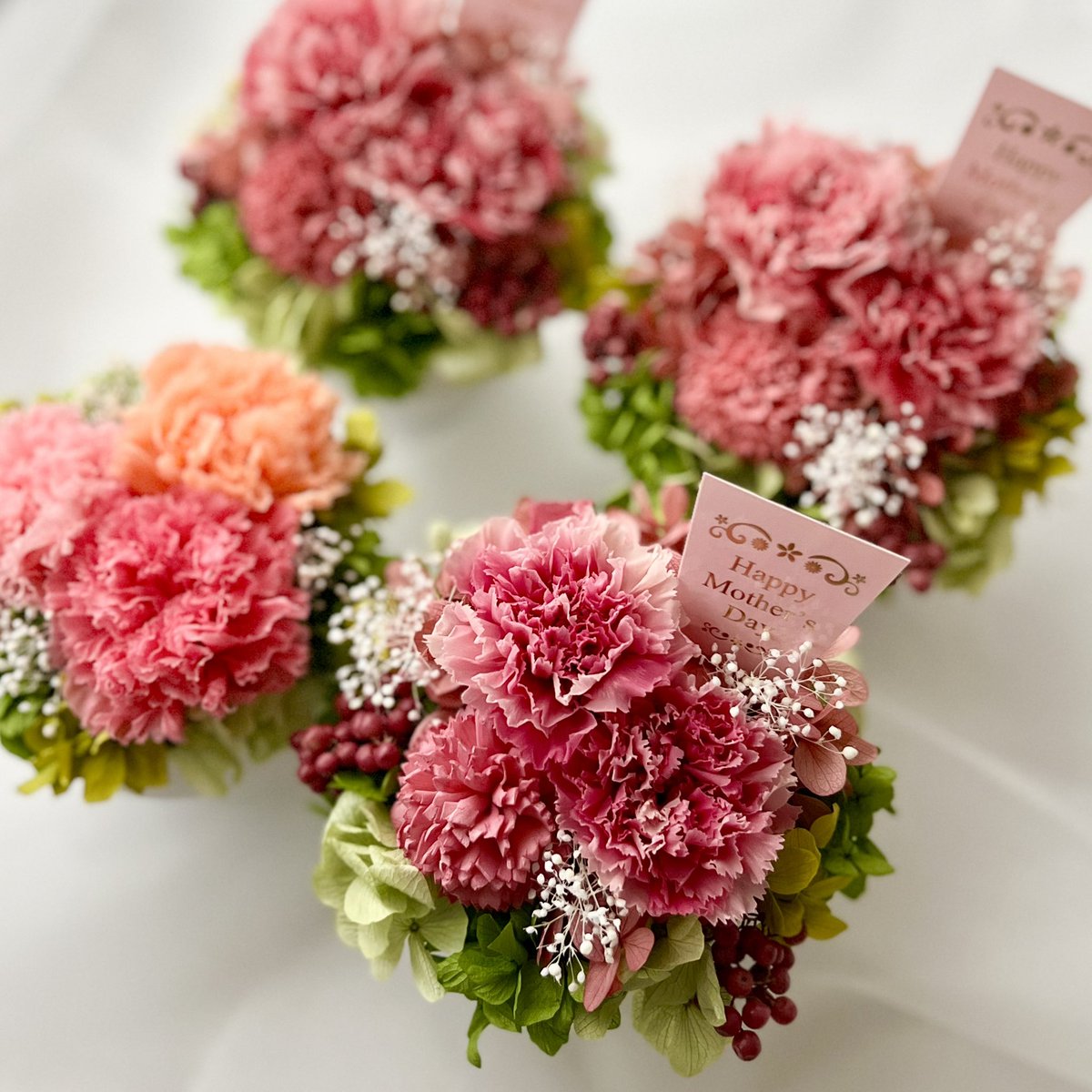 母の日のカーネーション
アレンジメント🌸

「ありがとう」を
花で伝えるために
ひとつひとつ心を込めて
制作しました☺️

カシスピンク🍷
minne⇨ minne.com/items/45064862
Creema⇨ creema.jp/item/20527825

3色ミックス🎨
minne→ minne.com/items/45243665
Creema→ creema.jp/item/20631421