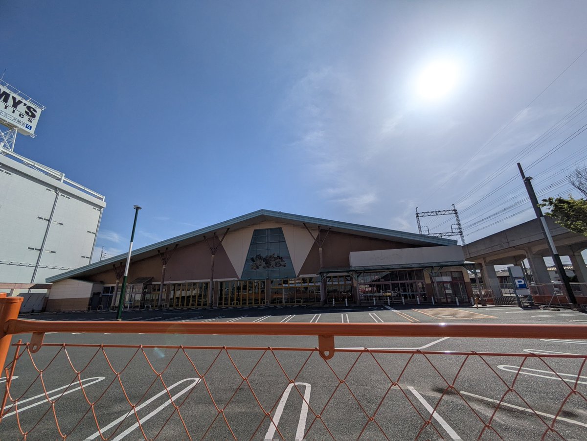 haruchaCL's tweet photo. 【ダイエー貝塚店 閉店後は…？】
なんか虚しさの塊みたいになってました…
大和ハウスがテナント募集してるみたいですが、こんな変な立地のところに入ってくれるんでしょうか…？ https://t.co/BaOW0qFrQ0