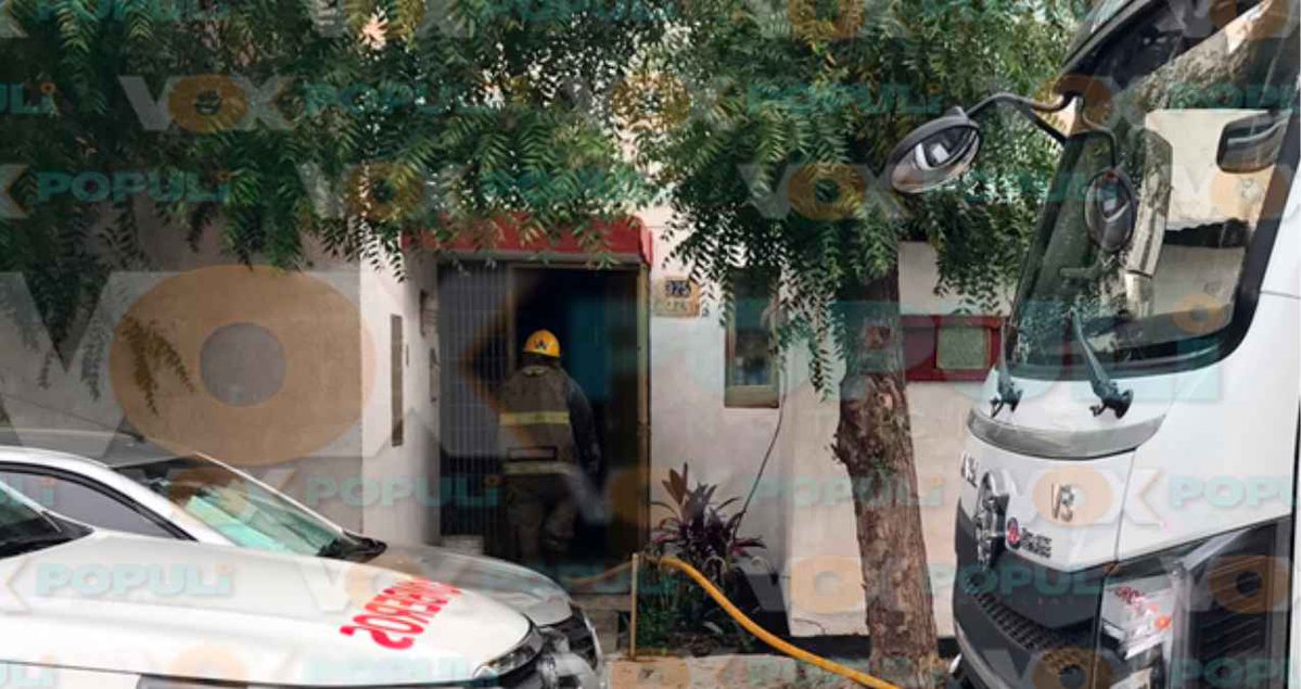 VoxPopuliNoti's tweet image. Incendio consume segunda planta de domicilio particular en la zona centro de Cd. Victoria, Tamaulipas

Este siniestro ocurrió sobre la calle 5 de Mayo (16), entre Ignacio Zaragoza y Melchor Ocampo

voxpopulinoticias.com.mx/2026/04/incend…
#LaRoja #Victoria #Tamaulipas