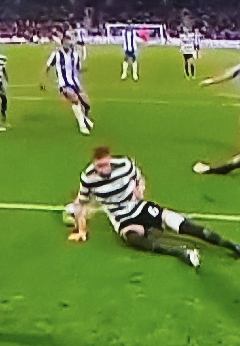 Esta fica mesmo para a história.
Penalti e vermelho mais claros era impossível.
E o Debast entra para o lugar do Inácio que devia ir para a rua aos 5 minutos.
Histórico.