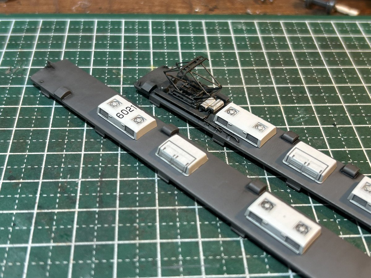 SugiTennensui's tweet photo. トミーテック鉄コレ名鉄6000系をディテールアップをしてみる♪
車両を分解し、屋根上の配管等々を削り取り、0.4の真鍮線で引き直し
墨入れして立体感とウェザリングをしてみた https://t.co/j4xVcilQiL