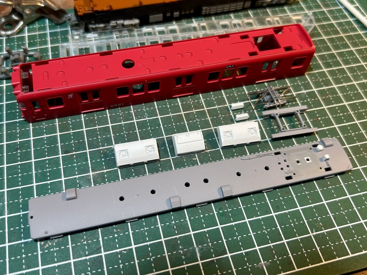 SugiTennensui's tweet photo. トミーテック鉄コレ名鉄6000系をディテールアップをしてみる♪
車両を分解し、屋根上の配管等々を削り取り、0.4の真鍮線で引き直し
墨入れして立体感とウェザリングをしてみた https://t.co/j4xVcilQiL