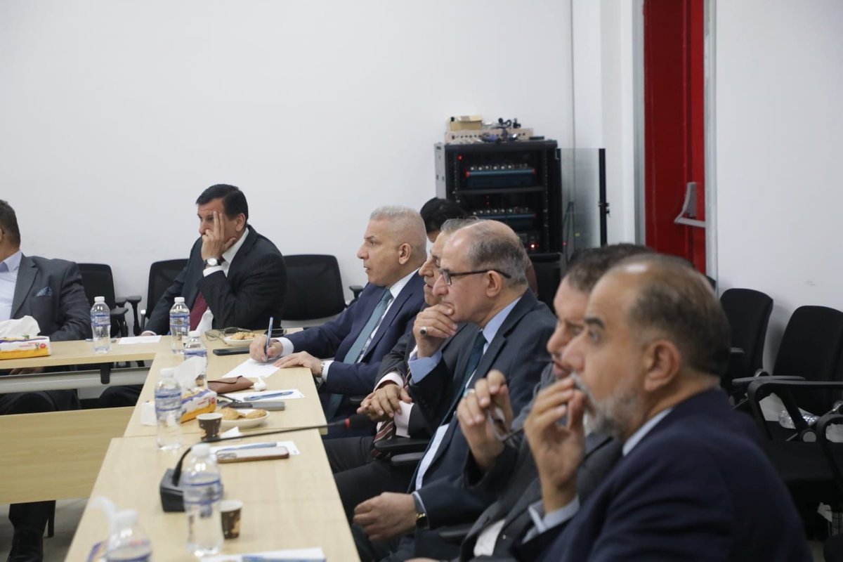 BahrAlolomForum's tweet photo. عقد ملتقى بحر العلوم للحوار مساء اليوم الأربعاء ندوة حوارية بعنوان: (باكستان ومركز التوازن الإقليمي: قراءة في حرب الخليج الرابعة و آفاق العلاقات العراقية الباكستانية في عالم متغير ) استُضيف فيها سعادة سفير جمهورية باكستان الإسلامية السيد محمد زيشان أحمد وبحضور عدد من النخب العراقية والسياسية ومراكز التفكير. 
وشهدت الندوة حوارات معمّقة حول الأسباب التي دفعت باكستان القيام بدور الوساطة في الحرب الامريكية الايرانية ومآلات الوساطة وما يدور في العقل السياسي الباكستاني لما بعد الحرب من دور لتشكيل معالم الشرق الأوسط الجديد، كما تطرّقت الندوة الى أهمية تعزيز العلاقات بين العراق وباكستان والانتقال من الدبلوماسية التقليدية إلى اتفاقيات وشراكات أوسع ودور مشترك في تعزيز لغة التفاوض والوساطات في حل الصراعات.
@PakinIraq